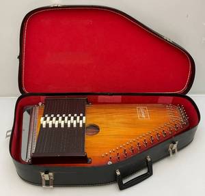 lot 4 image: Vintage Applachian Autoharp In Original Case (Great Condition)