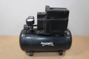 lot 7 image: Black Cat Air Compressor