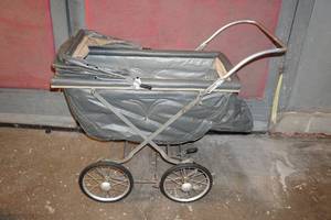 lot 33 image: Antique Thayer Baby Buggy