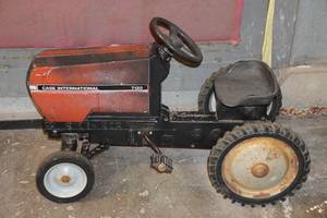 lot 34 image: Vintage Ertl Case International 7130 Pedal Tractor