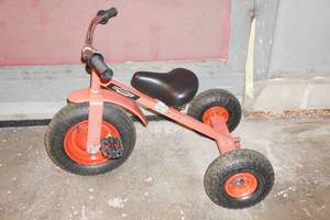 lot 35 image: Amish Made Speedway Trike and Wagon