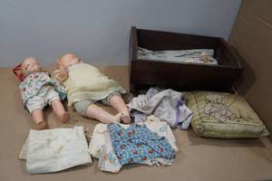 lot 137 image: Vintage Dolls with Toy Crib and Blankets