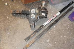 lot 146 image: Hitch Receiver with Sway Bars