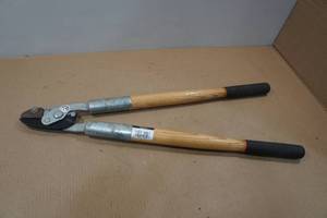 lot 238 image: Fiskars Lopper