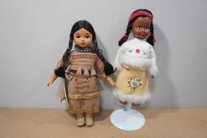 lot 253 image: 2 Native American Dolls