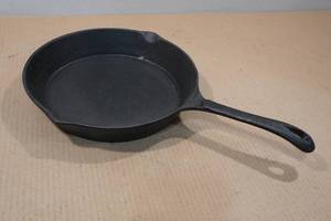 lot 260 image: 10 Double Lip Cast Iron Skillet