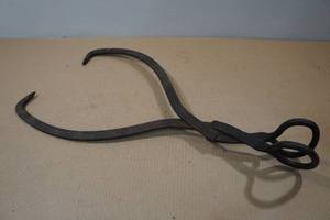 lot 313 image: Antique Cast Iron Block Ice Hooks