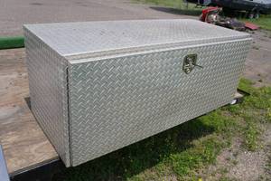 lot 1E image: Truck Tool Box