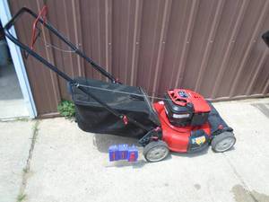 lot 116 image: Troy Built Briggs & Stratton self propelled lawn mower with bag. Good condition. Tested & works. May need carb cleaned As shown.