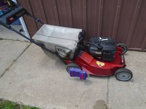 lot 118 image: Toro personal pace self propelled mower with bag. Tested & works. As shown.