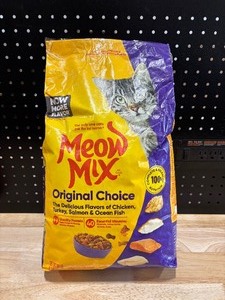 lot 1 image: Meow Mix Cat Food