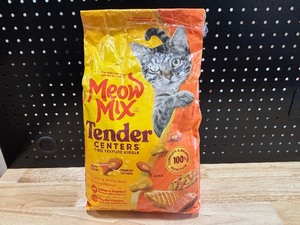 lot 2 image: Meow Mix Cat Food