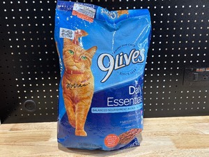 lot 6 image: 9 Lives Cat Food