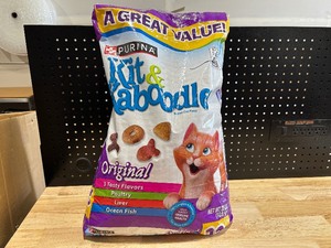 lot 7 image: Kit & Kaboodle Cat Food
