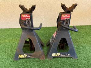 lot 11 image: 3 Ton Jack Stands