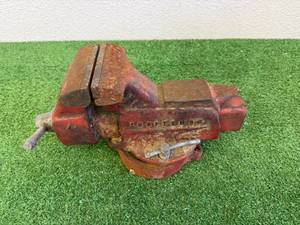 lot 16 image: Craftsman Bench Vise