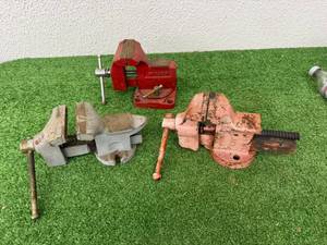 lot 38 image: Bench Vises