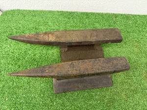 lot 39 image: Anvils