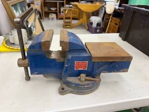 lot 55 image: Large Bench Vice