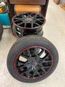 lot 4 image: 4 Rims - One with Tire
