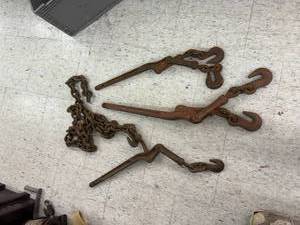 lot 9 image: Chain Binders