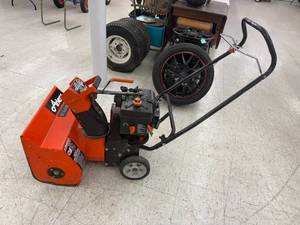 lot 118 image: Ariens ST 22 Standard Snow Blower