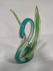 lot 9 image: Beautiful Swan Glass Art