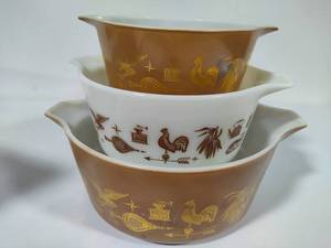 lot 12 image: Vintage Pyrex Early American Mixing Bowls