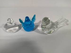 lot 23 image: Glass Bird Collection