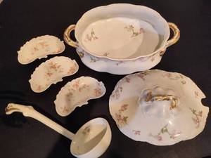 lot 81 image: Haviland Soup Toureen, Ladle & Bone Dishes, 