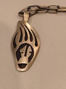 lot 62 image: Native American Bear Claw Pendant