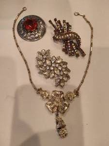 lot 63 image: Rhinestone BroochesNecklace