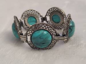 lot 112 image: Vintage Turquoise & Silver Tone Bracelet