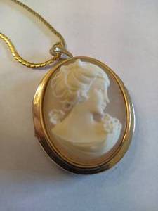 lot 115 image: Vintage Cameo Locket