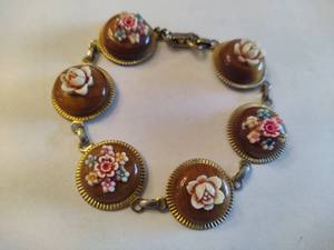 lot 117 image: Three-Dimensional Floral Bracelet