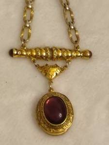 lot 122 image: 1928 PendantLocket
