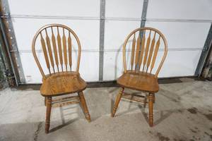 lot 22 image: 2 Wooden Dining Room Chairs