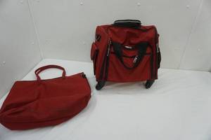 lot 76 image: Travelsmith Compact gear bag & Tote