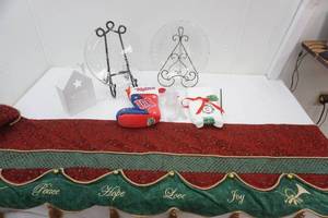 lot 106 image: Christmas Decor