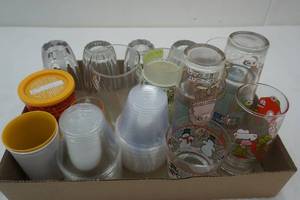 lot 119 image: Cup Lot Vintage glasses & plastic solo punch cups