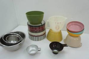 lot 121 image: Stainless Steel Bowl Set & Other Kitchenware