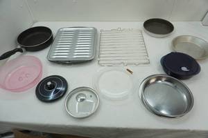 lot 128 image: New Broasting Pan, Pie Plates, frying pan, microwave cover, Cooling Rack