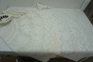 lot 129 image: Lace Tablecloths & Doilies