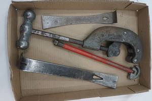 lot 142 image: Pipe Cutters & 2 Pry Bars