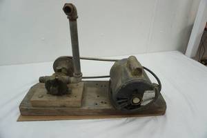 lot 153 image: Belt Drive Vacuum Pump