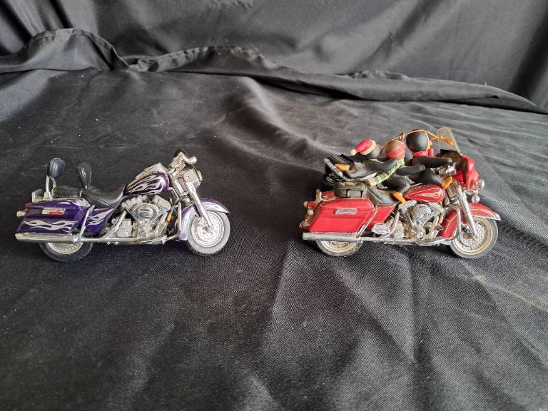 lot 5 image: Harley Davidson Bike Replicas (2 Bikes)