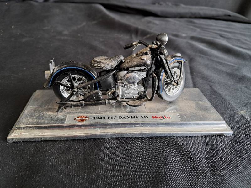 lot 9 image: Harley Davidson Maisto 1948 FL Panhead