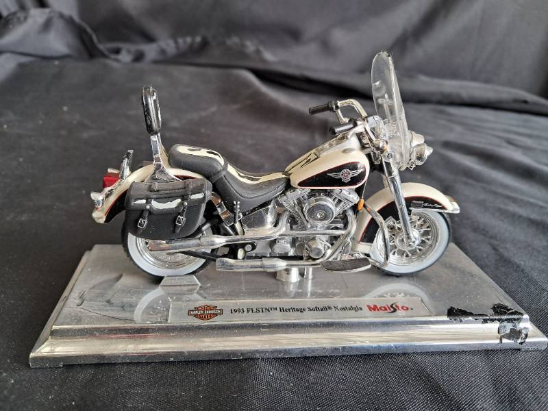 lot 11 image: Harley Davidson Maisto 1993 FLSTN Heritage Softail Nostalgia