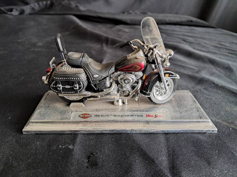 lot 18 image: Harley Davidson Maisto 2000 FLSCT Heritage Softail Classic