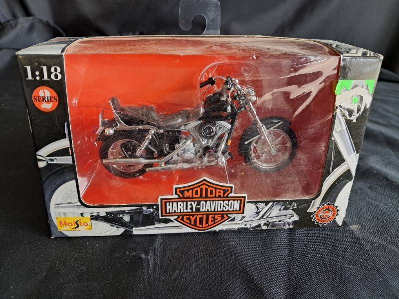 lot 20 image: Harley Davidson Replica Bike 118 Scale
